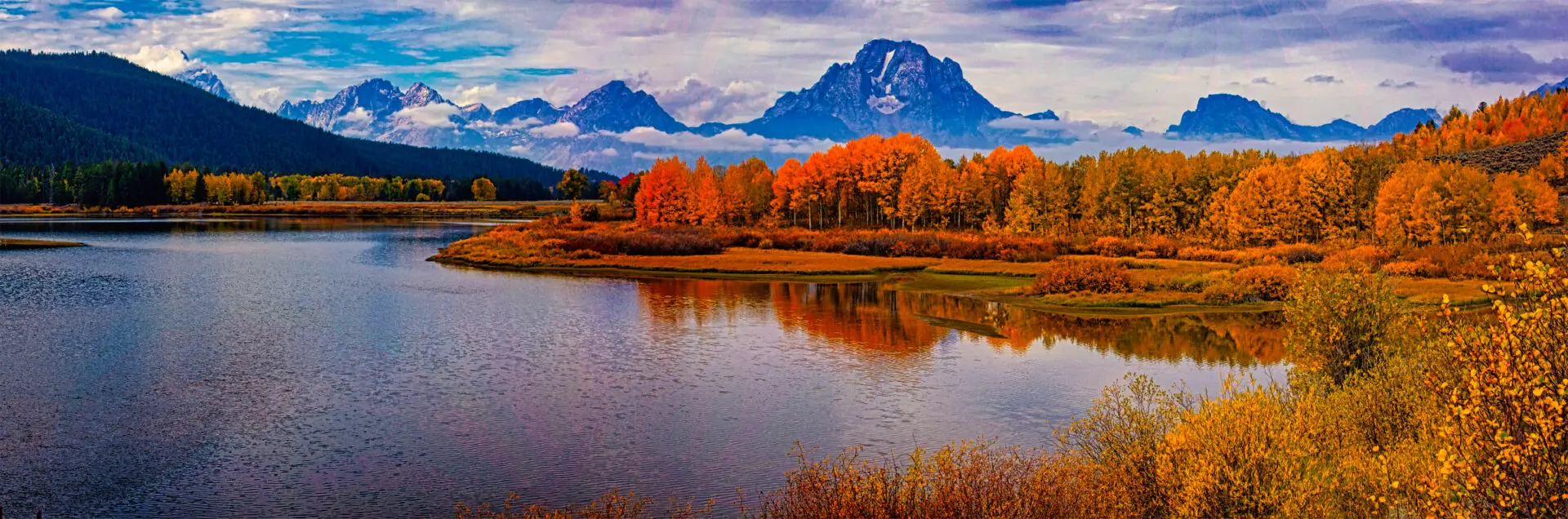 A lake surrounded by mountains and trees.